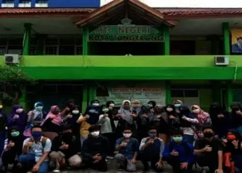 BOARDING SCHOOL: Pelajar MTsN 1 Kota Tangerang berpose di depan gedung MTsN 1 Kota Tangerang. (ISTIMEWA)
