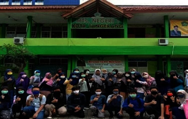 BOARDING SCHOOL: Pelajar MTsN 1 Kota Tangerang berpose di depan gedung MTsN 1 Kota Tangerang. (ISTIMEWA)