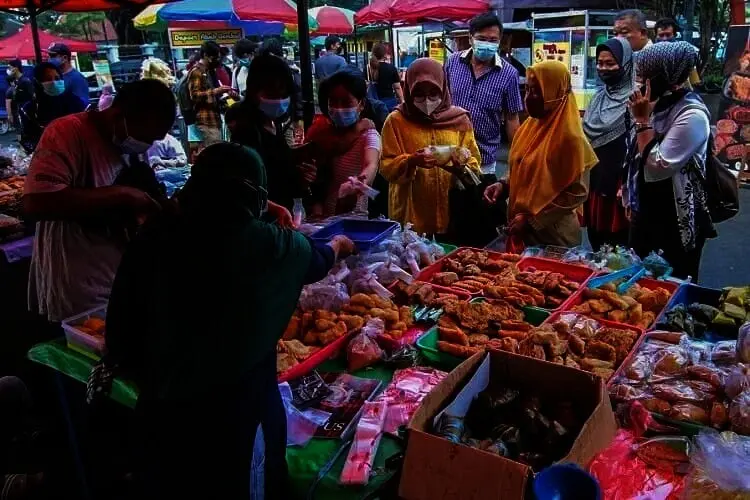 Berburu Takjil di Pasar Lama Tangerang