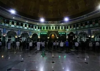 Shalat Tarawih Pertama di Masjid Al-Azhom
