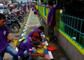 Puluhan PKL di Sepatan Tangerang Bersihkan Trotoar