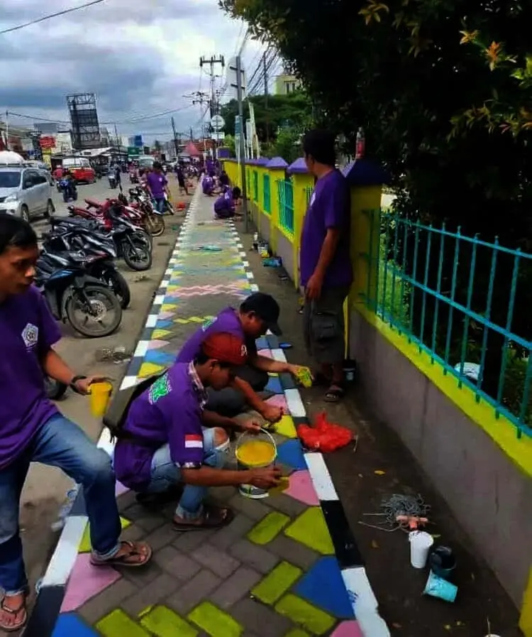 Puluhan PKL di Sepatan Tangerang Bersihkan Trotoar