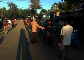 AMS Sumur dan Polsek Sumur Pandeglang Bagi-bagi Takjil