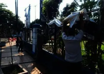 Satpol PP Pandeglang Copot Spanduk Liar di Kawasan Kota
