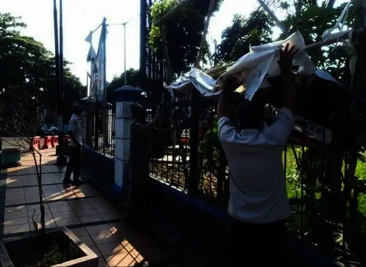 Satpol PP Pandeglang Copot Spanduk Liar di Kawasan Kota