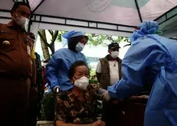Penerima Vaksin Tertua di Kota Tangerang, Nenek 102 Tahun Ikut Vaksinasi di Cipondoh