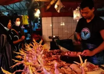 Harga Daging Ayam di Pasar Badak Pandeglang Tembus Rp38 Ribu PerKg