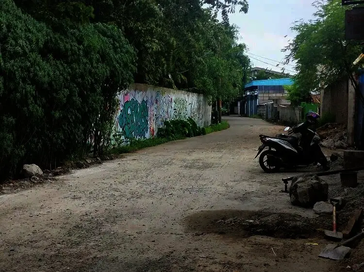Satpol PP Kota Tangerang Bongkar Blokade Beton Jalan Kemuliaan Satpol PP Kota Tangerang Bongkar Blokade Beton Jalan Kemuliaan