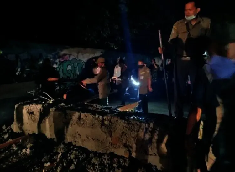 Satpol PP Kota Tangerang Bongkar Blokade Beton Jalan Kemuliaan