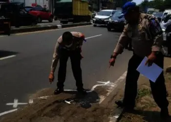 Gagal Salip Truk, Pemotor Tewas di Batuceper Tangerang Terlindas