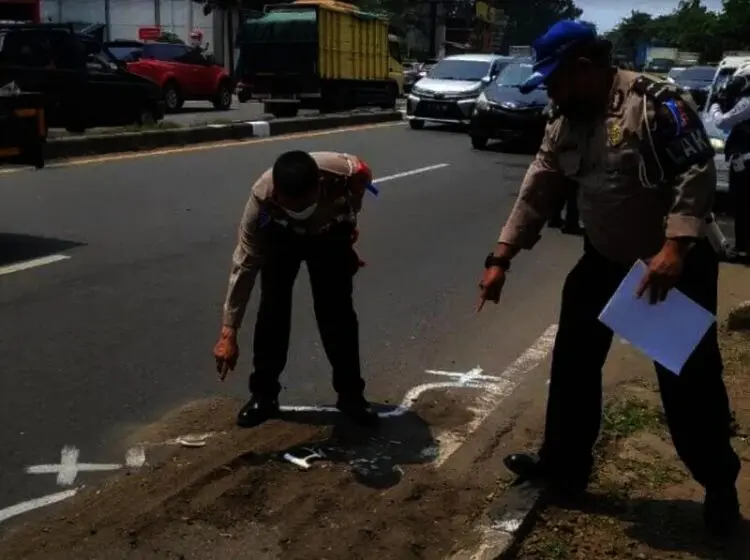 Gagal Salip Truk, Pemotor Tewas di Batuceper Tangerang Terlindas