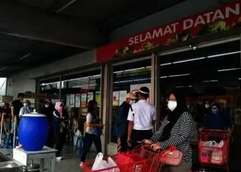 Warga Antre Borong Sembako di Pusat Perbelanjaan Kota Tangsel