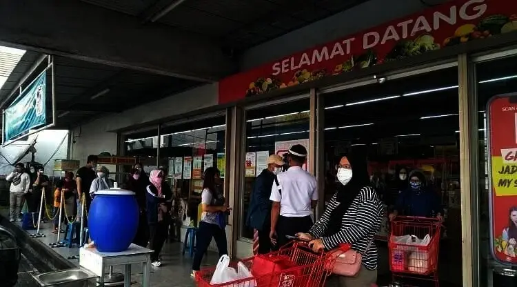 Warga Antre Borong Sembako di Pusat Perbelanjaan Kota Tangsel
