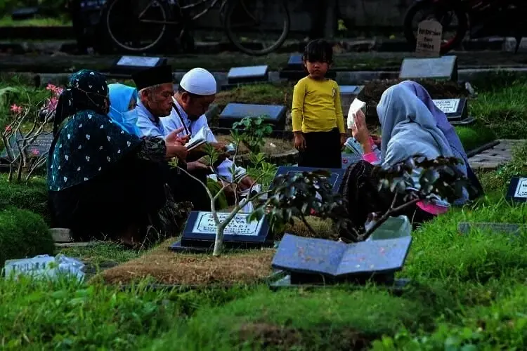 Ziarah Kubur Jelang Ramadhan