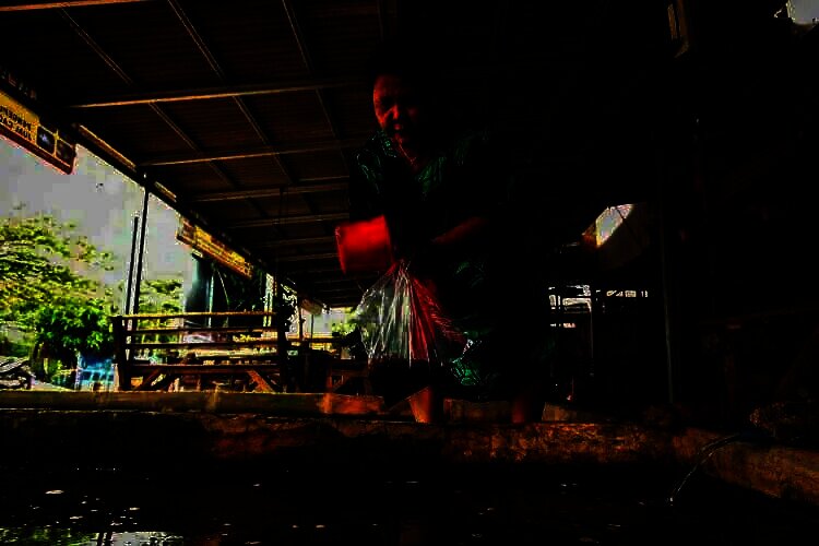 Peternak Cacing Sutra di Tangerang