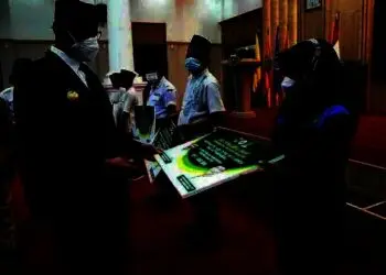 Gubernur WH Salurkan Bantuan UPZ Baznas