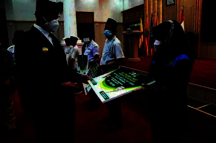 Gubernur WH Salurkan Bantuan UPZ Baznas