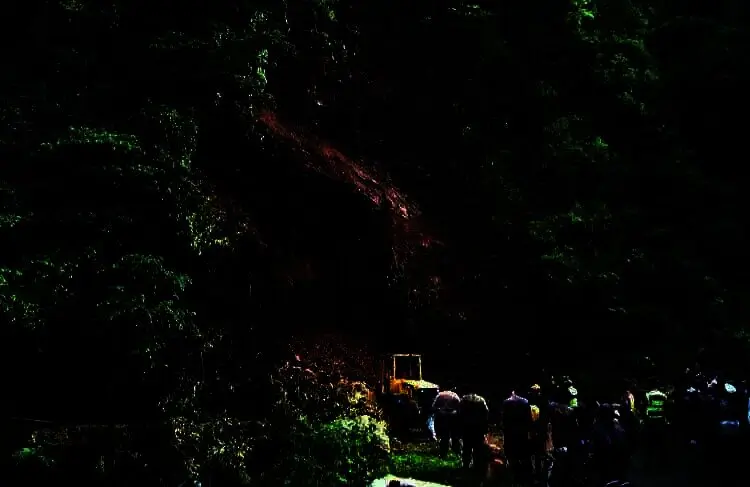 Jalan Cipanas-Warungbanten Digerus Longsor, Akses Menuju Wisata Negeri di Atas Awan Terputus
