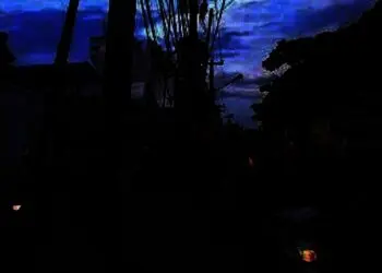 Dikeluhkan Warga, Tiang Listrik “Santuy” di Tegah Jalan Prancis