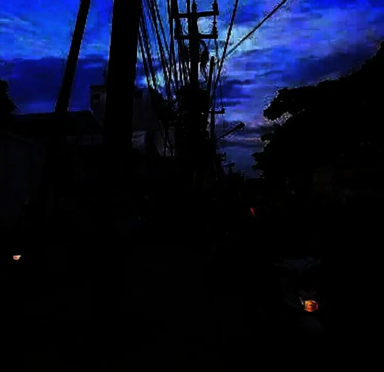 Dikeluhkan Warga, Tiang Listrik “Santuy” di Tegah Jalan Prancis