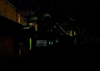 JATIUWUNG—PT Pancaprima Ekabrothers mulai membayar cicilan pertama tunjangan hari raya (THR) kepada para karyawannya. THR akan dibayarkan sebanyak lima kali hingga bulan September 2021 mendatang. Salah satu karyawan, Asmat Suryanto mengaku telah menerima cicilan pertama dari perusahaan sebesar Rp 520 ribu. Pembayaran tersebut dilakukan dengan cara ditransfer. "Cuma kami menolak bahwa THR dicicil, memang mereka langsung transfer. Rp 520 ribu itu untuk staf dan karyawan kontrak," ujar Asmat kepada Satelit News, Minggu, (9/5). Keputusan pencicilan THR itu kata Asmat dilakukan sepiihak. Perusahaan langsung mengeluarkan kebijakan itu tanpa adanya musyawarah dengan karyawan. "Kita tidak dilibatkan. Hanya sosialisasi saja pernah," katanya. Pihaknya berencana melakukan Bipartit dengan perusahaan namun selalu ditolak. Sehingga membuatnya melaporkan Perusahaan ke Dinas Ketenagakerjaan (Disnaker) Kota Tangerang. "Kita dengan LBH (Lembaga Bantuan Hukum) rencananya juga akan bergerak melanjutkan ke Kementerian Ketenagakerjaan (Kemenaker)," kata Asmat. Sekretaris Perusahaan PT Pancaprima Ekabrothers, Iswardeni mengklaim karyawan sudah sepakat dengan keputusan itu. Bipartit juga sudah dilakukan dan disepakati THR dibayar bertahap 5 kali hingga September. Hal berlaku untuk semua karyawan yang berjumlah sekitar 3.000, termasuk staf dan kontrak. "Sudah tuntas (Bipartit). Pembayaran THR pertama sudah. Karyawan kita bisa mengerti dan kita selalu terbuka," klaimnya. Namun, di sisi lain Ketua Pimpinan Unit kerja (PUK) Serikat Pekerja Nasional PT Pancaprima Ekabrothers, Hasan membeberkan kalau belum ada kesempatan terkait pencicilan THR tersebut. Bipartit antara perusahaan dan karyawan juga masih berlangsung. "Kami belum selesai melakukan Bipartitnya. Masih dalam proses Bipartit. Kalau masih proses Bipartit ending-nya tidak actual," ungkapnya. Kepala Bidang Hubungan Industrial untuk Disnaker Kota Tangerang, Asep Rahmad mengatakan akan memanggil kedua belah pihak tersebut bila tidak ada titik terang dalam berunding. Pemanggilan itu dilakukan untuk memfasilitasi keduanya untuk mencari jalan keluar. Pasalnya kata dia hal ini berkaitan dengan kesejahteraan karyawan. "Semoga saja penyelesaian. Kalau nggak ada ya kita panggil," katanya. Apabila dalam perundingan atau Bipartit di Disnaker tak kunjung membuahkan hasil maka akan diserahkan ke bagian pengawasan Disnaker Banten. "Mereka yang akan menentukan sanksi bagi perusahaan," pungkasnya. Sebelumnya, PT Pancaprima Ekabrothers melalui induk perusahaannya PT PAN Brothers (PRBX) mengakui kalau bakal mencicil Tunjangan Hari Raya (THR) bagi karyawan. Hal ini terpaksa dilakukan lantaran ketatnya kondisi arus kas atau cash flow perusahaan karena adanya pemotongan modal kerja dari pihak perbankan. Demikian diungkapkan oleh Wakil Direktur Utama PRBX, Anne Patricia Sutanto. Dia mengatakan penolakan yang dilakukan oleh karyawan terkait pencicilan THR merupakan kesalahfahaman informasi. Mereka mengira kalau kondisi perusahaan baik-baik saja. Padahal tidak demikian. "Kondisi cash flow perusahaan agak ketat, sehubungan dengan pemotongan modal kerja (bilateral) dari pihak perbankan sehingga tersisa sepuluh persen dari kondisi sebelumnya dan ini mengganggu arus kas," ujarnya kepada Satelit News, Jumat, (7/5). Anne menjelaskan dari sisi order yang masuk dari pembeli tetap besar, hanya PBRX terkendala modal kerja. Fasilitas Bilateral yang diterima PBRX dari perbankan saat ini tersisa 10 persen dibanding awal 2020 lalu. "Sehingga menjadikan kami memiliki keterbatasan. Kami harus mengatur arus kas sebaik-baiknya agar semua berjalan dengan baik dan penjualan tidak berkurang, dan oleh karena itu tidak ada pengurangan tenaga kerja," katanya. "Kami tetap harus bisa mengatur pembelian bahan baku, pembayaran ke supplier, gaji, biaya, produksi, biaya operasional dan juga kewajiban bunga ke perbankan dan bond dengan arus kas yang ada," tambah Anne. (irfan/gatot)
