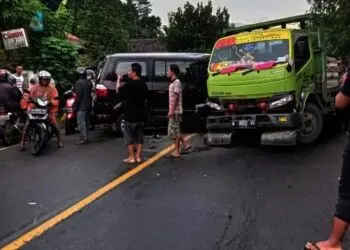 Sopir Diduga Mengantuk, Mobil APV Tabrak Truk di Pandeglang