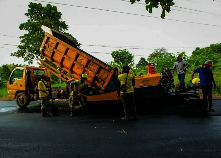 Uji Coba Mesin Aspal Finisher dan Tire Roller