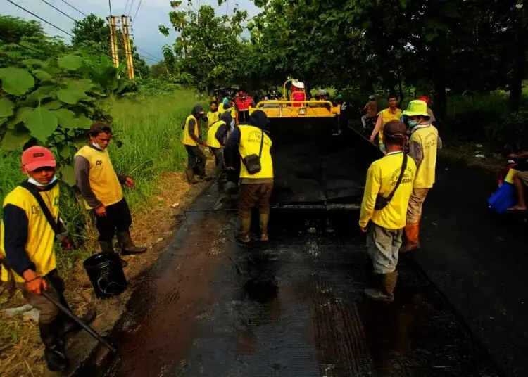 Uji Coba Mesin Aspal Finisher dan Tire Roller