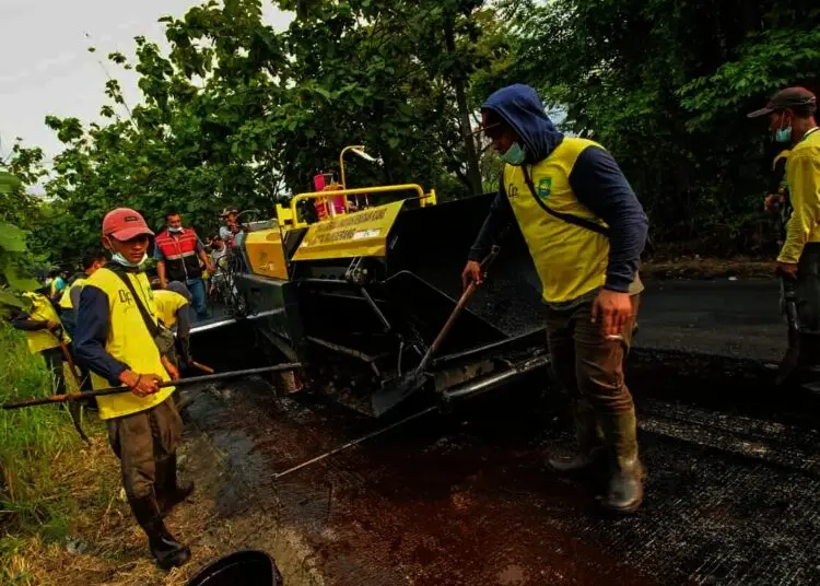 Uji Coba Mesin Aspal Finisher dan Tire Roller