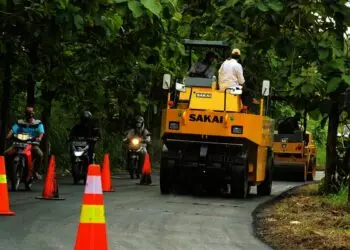 Uji Coba Mesin Aspal Finisher dan Tire Roller