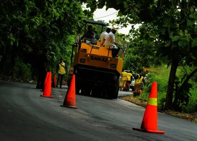 Uji Coba Mesin Aspal Finisher dan Tire Roller