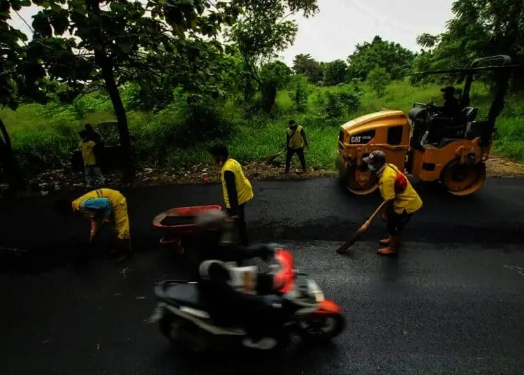 Uji Coba Mesin Aspal Finisher dan Tire Roller