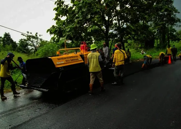 Uji Coba Mesin Aspal Finisher dan Tire Roller