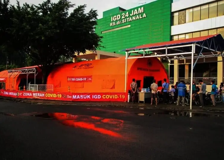 Tenda Darurat Khusus Pasien COVID-19 di RSUP dr Sitanala Penuh