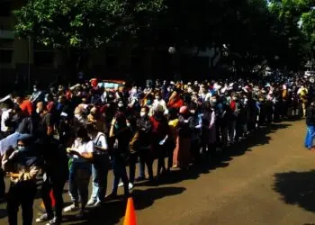 Vaksinasi di Puspemkot Tangerang, Masyarakat Luar Kota Tangerang Ikut Antre