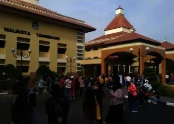 Peserta Vaksinasi di Puspemkot Tangerang Membludak, Antrean Sempat Mengular
