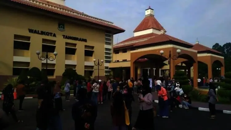 Peserta Vaksinasi di Puspemkot Tangerang Membludak, Antrean Sempat Mengular