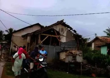 65 Rumah di Panimbang Rusak Dihantam Angin Kencang