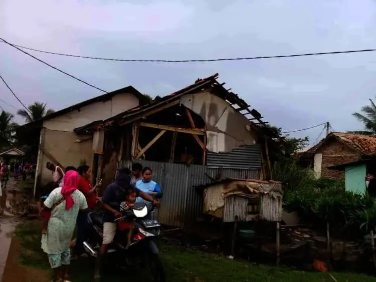 65 Rumah di Panimbang Rusak Dihantam Angin Kencang