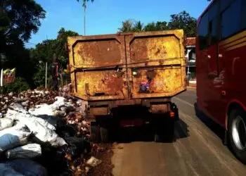 Akhirnya, DLH Pandeglang Bersihkan Sampah Liar di Jalan Saketi-Labuan