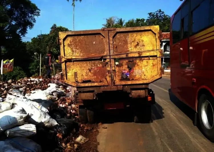 Akhirnya, DLH Pandeglang Bersihkan Sampah Liar di Jalan Saketi-Labuan