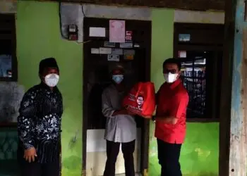 Bagikan 600 Paket Sembako, Anggota DPR-RI Ingatkan Prokes
