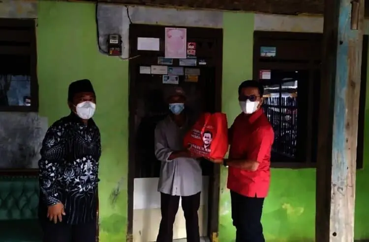 Bagikan 600 Paket Sembako, Anggota DPR-RI Ingatkan Prokes