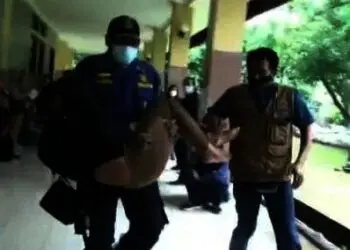 Perempuan Muda Ini Pingsan Saat Antre Vaksinasi di Kota Tangerang