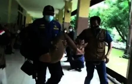 Perempuan Muda Ini Pingsan Saat Antre Vaksinasi di Kota Tangerang
