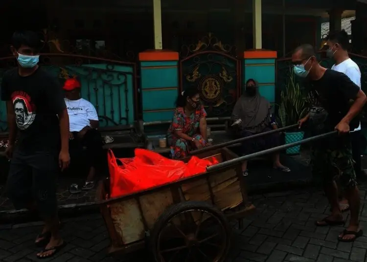 Distribusi Nasi Bungkus Untuk Membantu Warga Isolasi Mandiri di Kawasan Mikro Lockdown