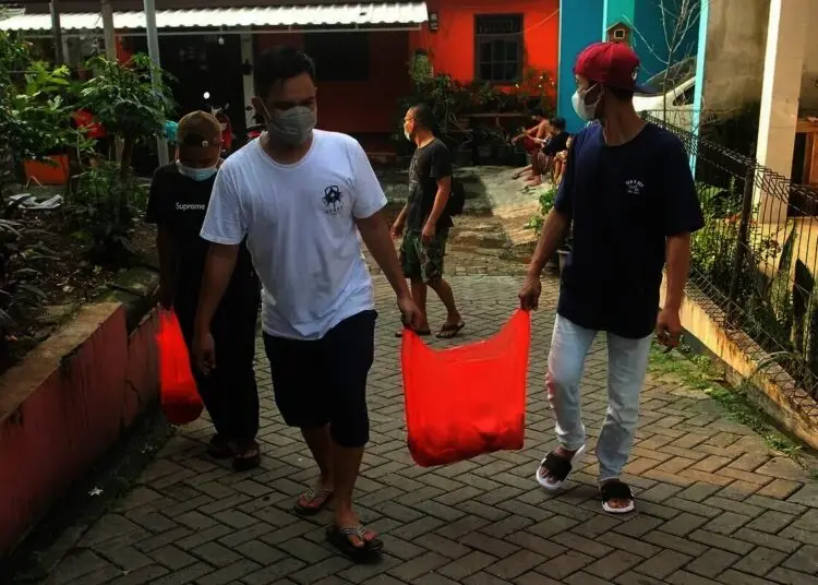 Distribusi Nasi Bungkus Untuk Membantu Warga Isolasi Mandiri di Kawasan Mikro Lockdown