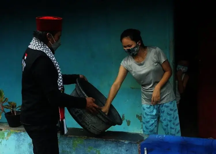 Distribusi Nasi Bungkus Untuk Membantu Warga Isolasi Mandiri di Kawasan Mikro Lockdown