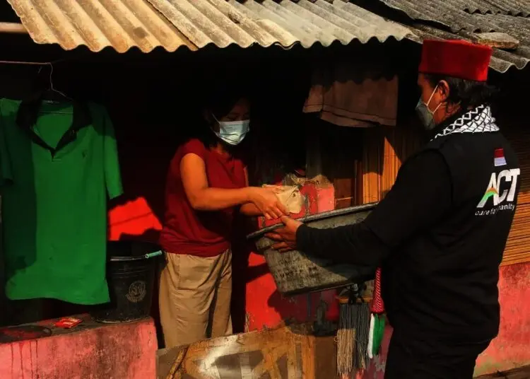 Distribusi Nasi Bungkus Untuk Membantu Warga Isolasi Mandiri di Kawasan Mikro Lockdown