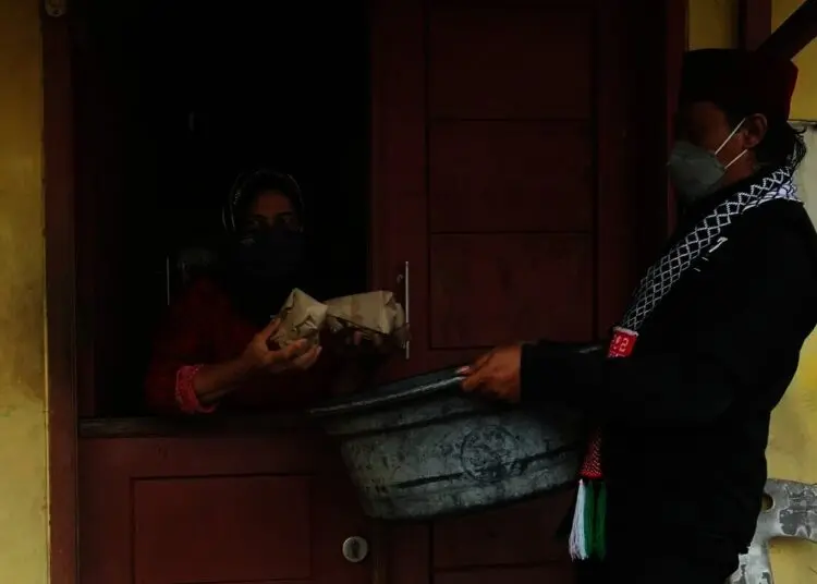 Distribusi Nasi Bungkus Untuk Membantu Warga Isolasi Mandiri di Kawasan Mikro Lockdown